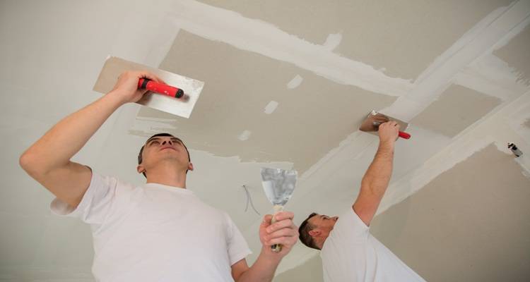 two men skimming ceiling