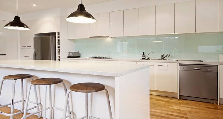 white kitchen glass splashback