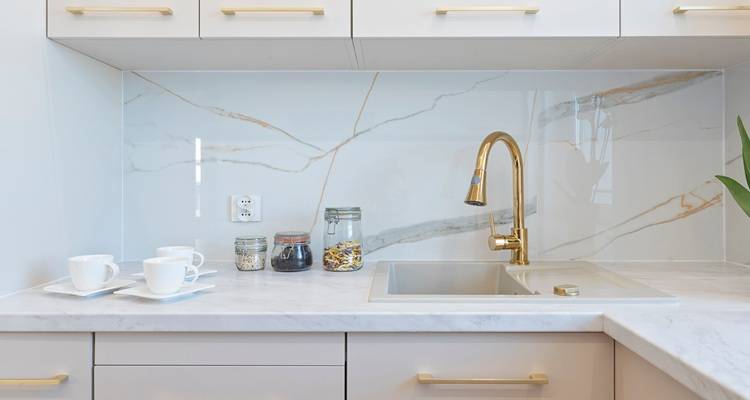 marble splahback gold tap