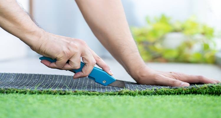 hand cutting artificial grass