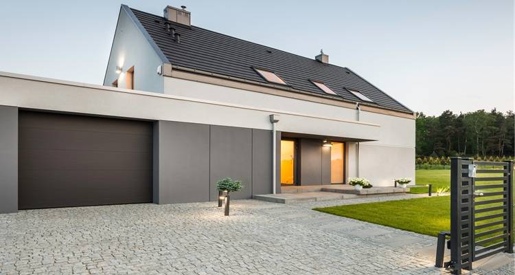 modern home cobbelstones drive