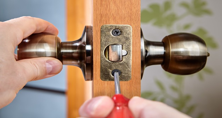 How to Fit a Door Handle