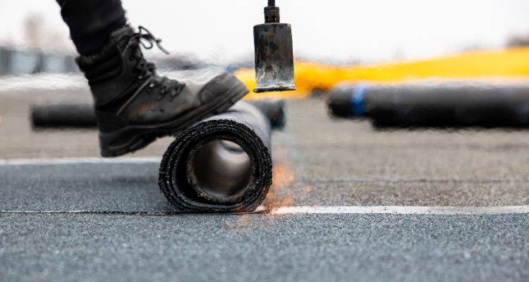 laying asphalt flat roof