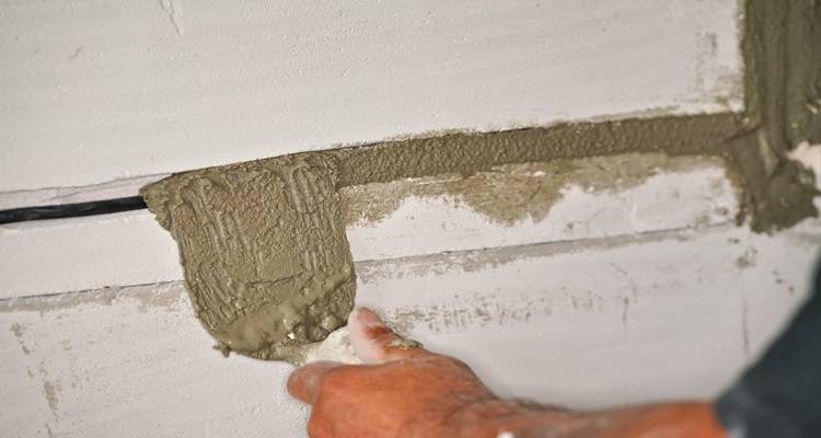 hand plaster filling wall