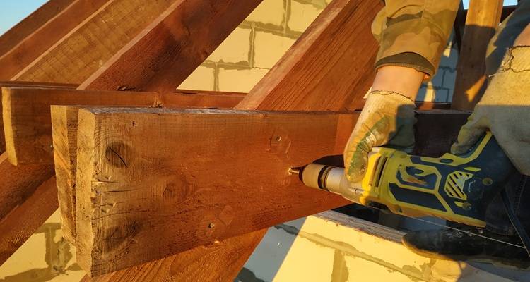 Screw gun and roof truss