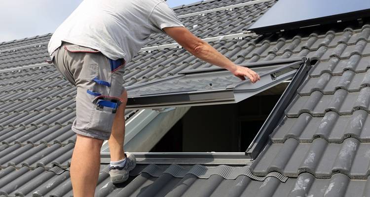 Man fitting velux