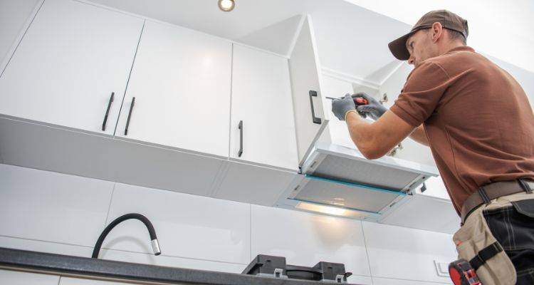 kitchen fittter installing kitchen units