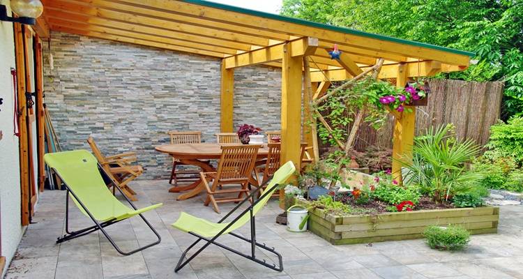 wooden lean to pergola chairs