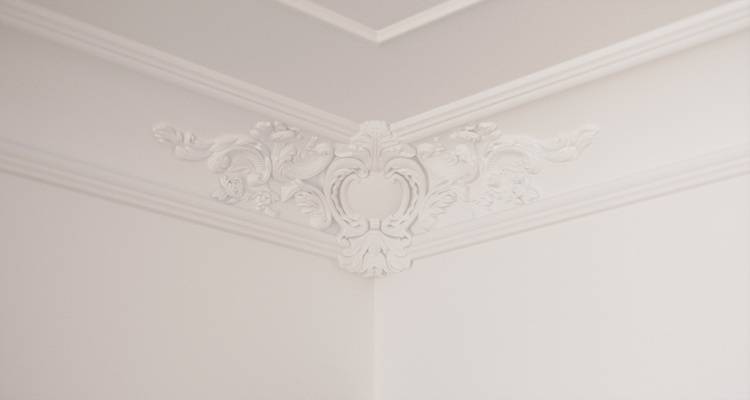 white decorative coving