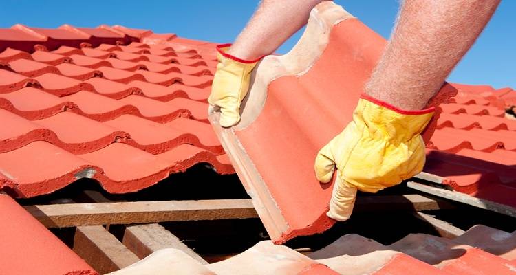 hand fitting roof tile