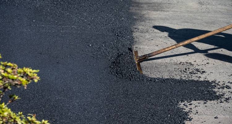 rake spreading tarmac