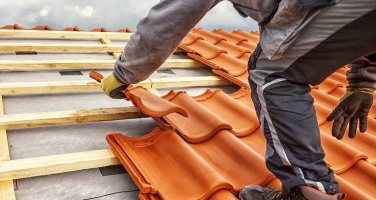 roofer otiling roof