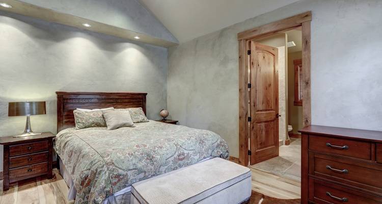 venetian plaster bedroom