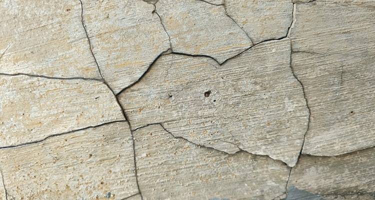 cracked dirty plaster